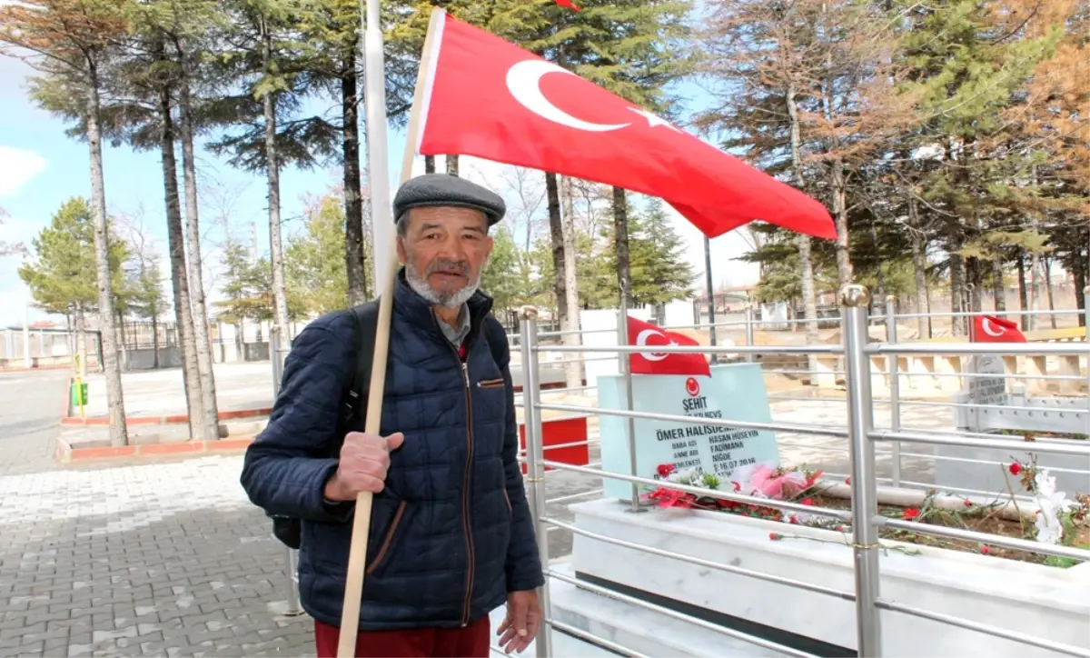 600 Kilometre Yürüdü: Ömer Halisdemir\'in Kabrine Ulaştı