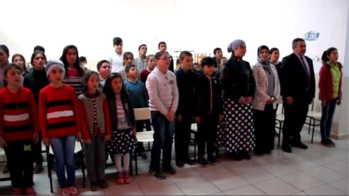 Ahıska Türkü Çocuklar İstiklal Marşı\'nı Güzel Okumak İçin Yarıştı