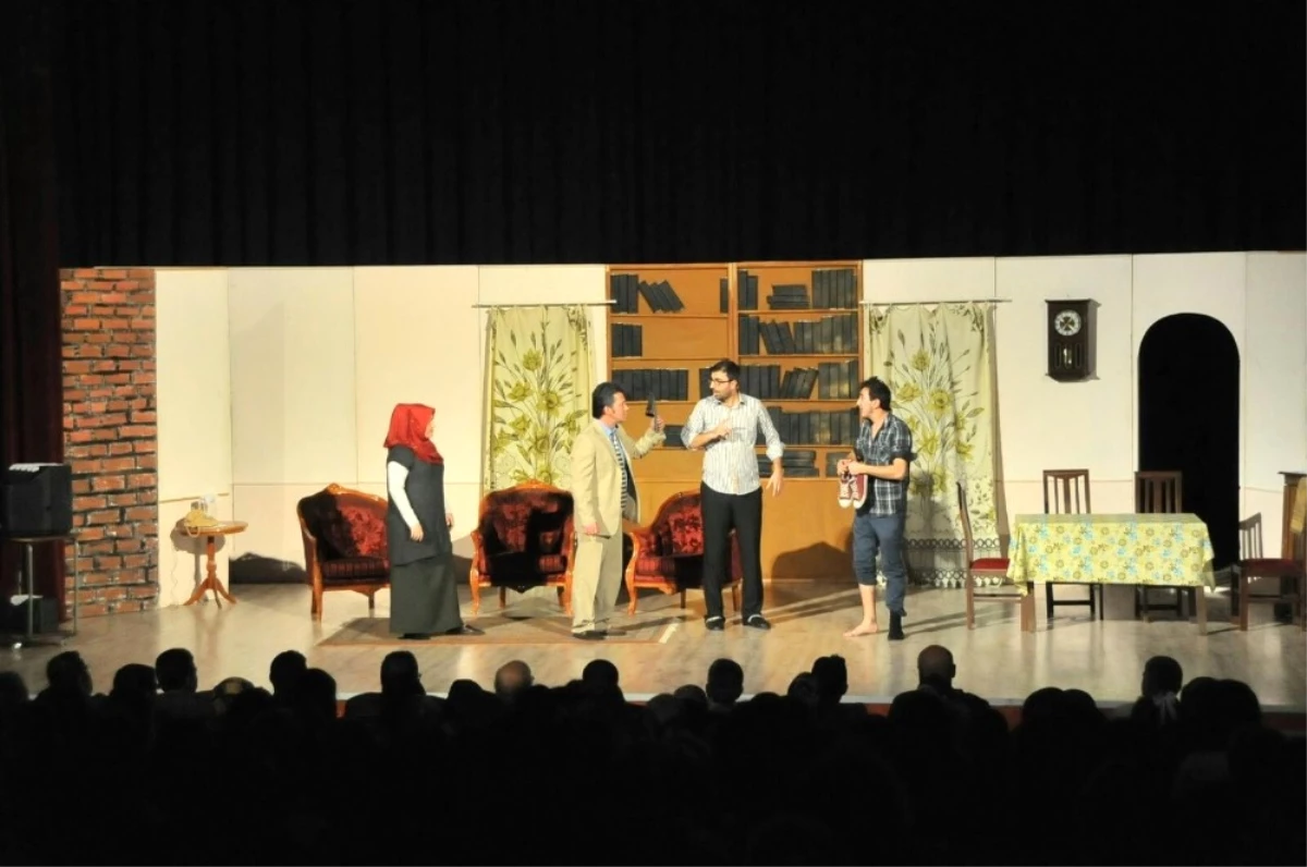 Akşehir\'de "Karanlıkta Açan Çiçekler" İsimli Tiyatro Oyunu Sahnelendi