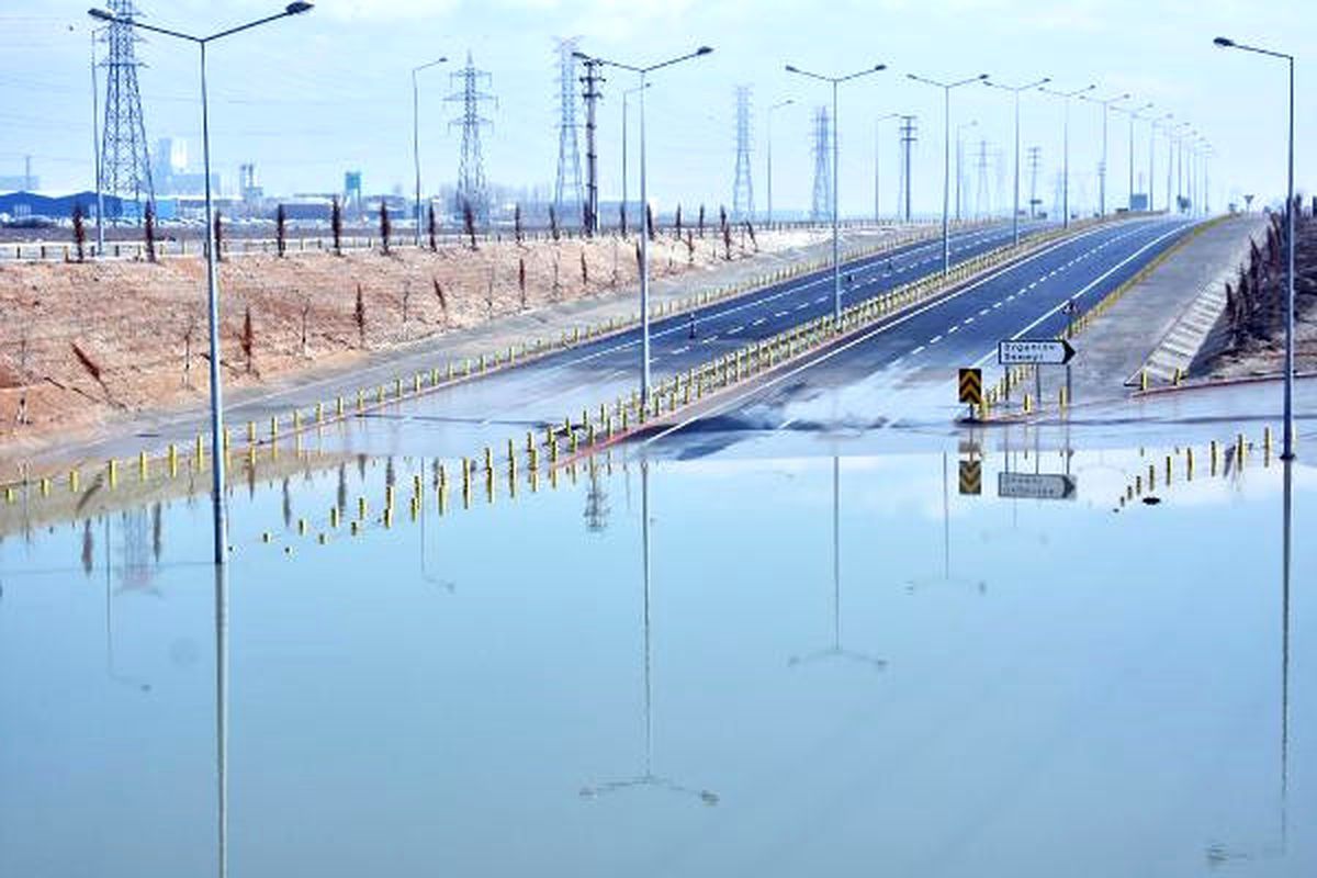 Altgeçit Su Altında Kaldı, Karayolu Ulaşıma Kapandı