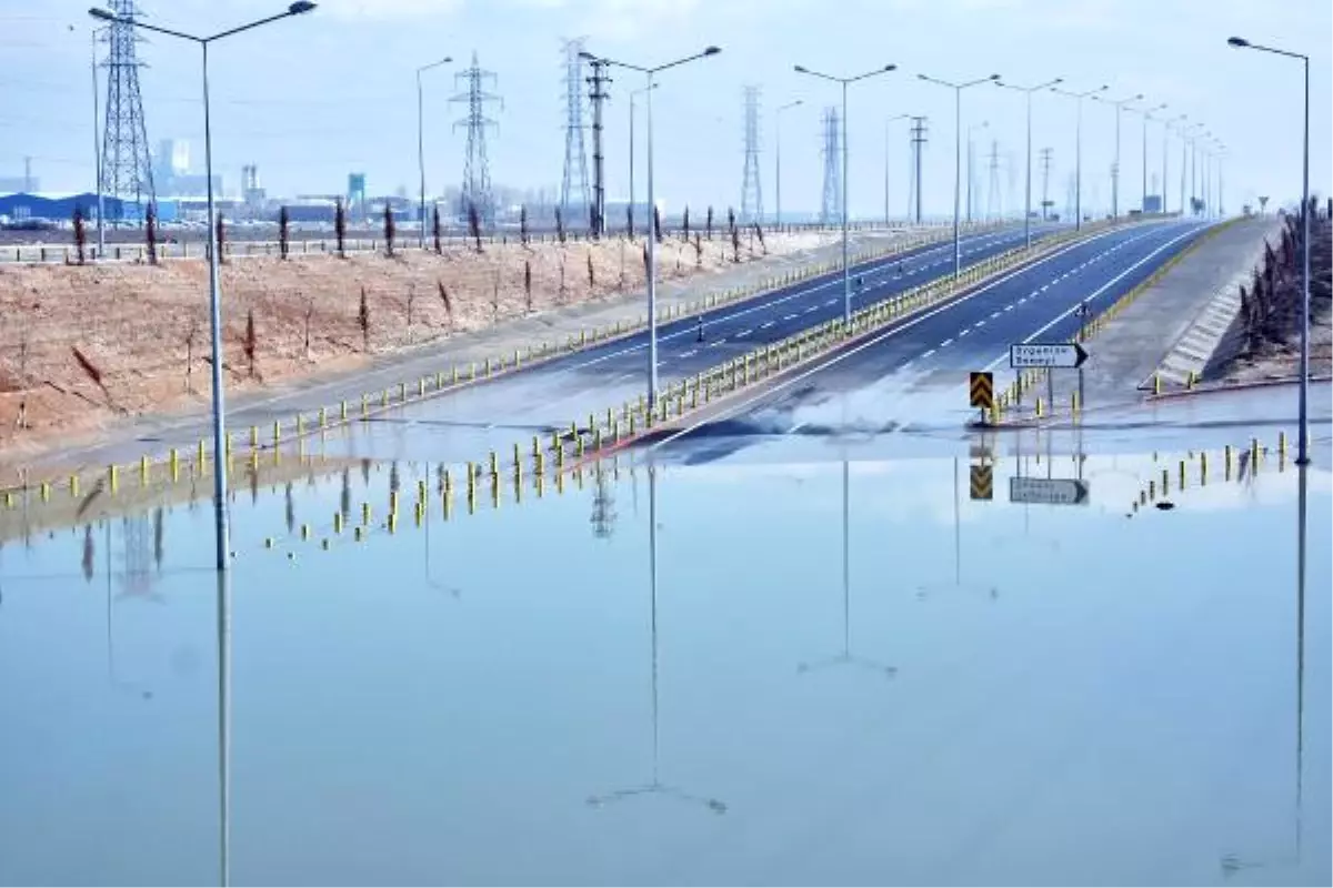 Altgeçit Su Altında Kaldı, Karayolu Ulaşıma Kapandı