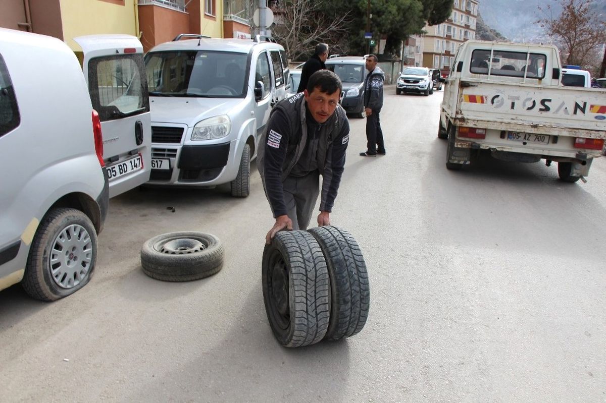 Amasya\'da Bir Gecede 35 Aracın Lastiklerini Kestiler