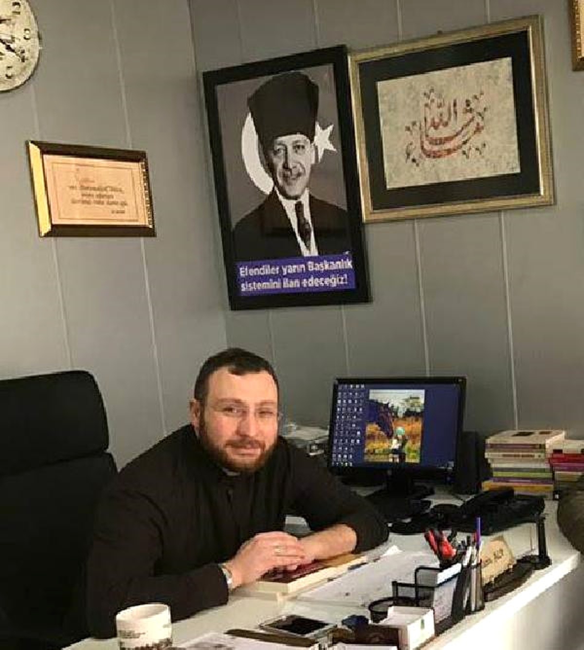 Atatürk\'ün Yerine Cumhurbaşkanı Erdoğan\'ın Fotoğrafını Yerleştirdi, Sözlerini Değiştirdi