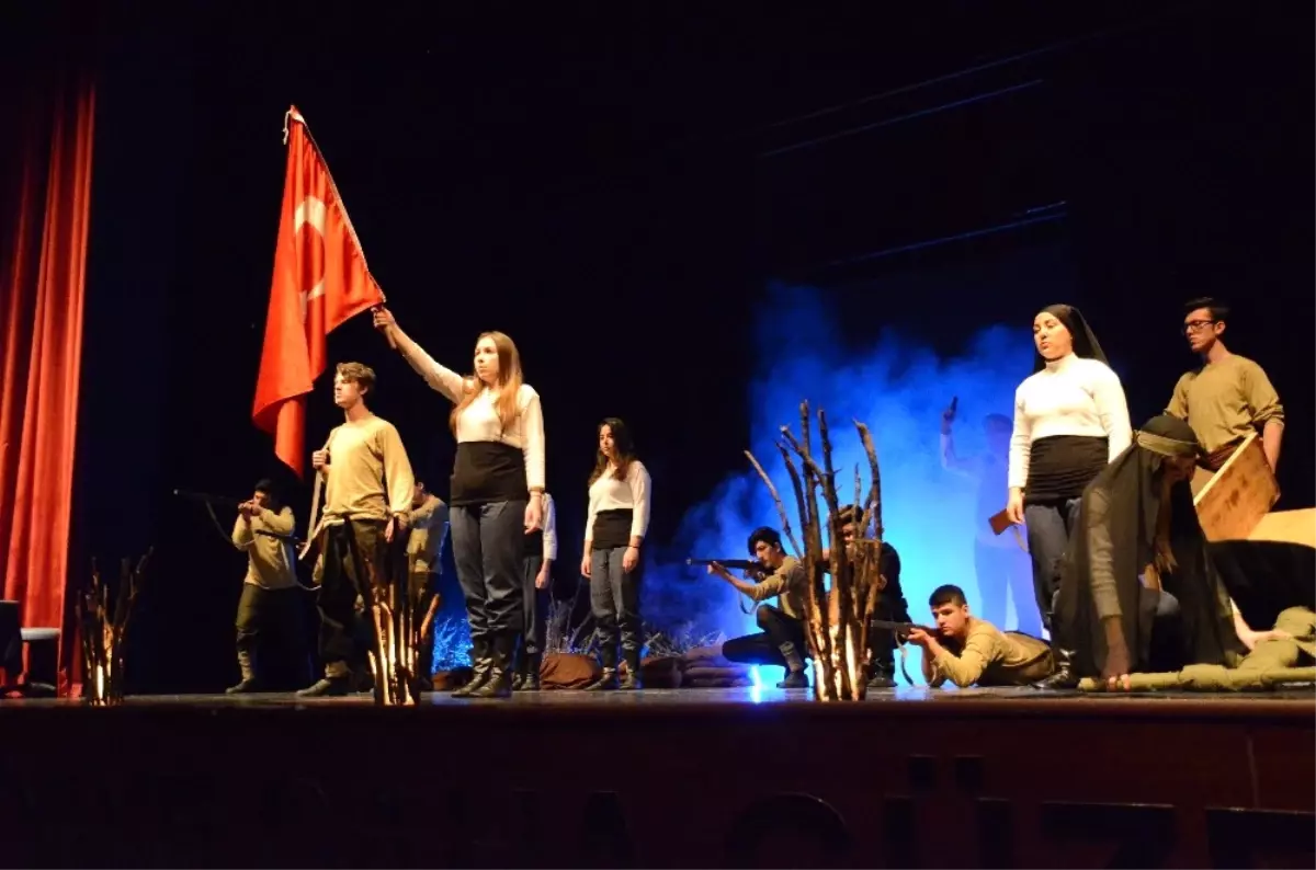 Bilecik\'te İstiklal Marşının Kabulünün 96\'ncı Yılı Kutlanırken, Öğrencilerin Sahne Gösterisi Büyük...