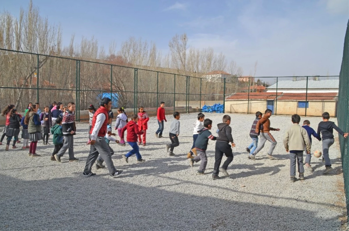 Bünyan Belediyesi 5 Mahalleye Daha Halı Saha Yapıyor