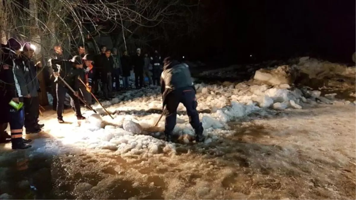 Buz Kaplı Dereye Düşen Çocuk Hayatını Kaybetti