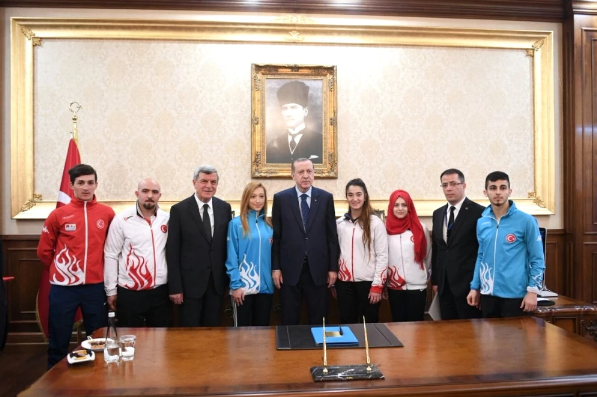 Cumhurbaşkanı Erdoğan Şampiyon Sporcuları Ödüllendirdi