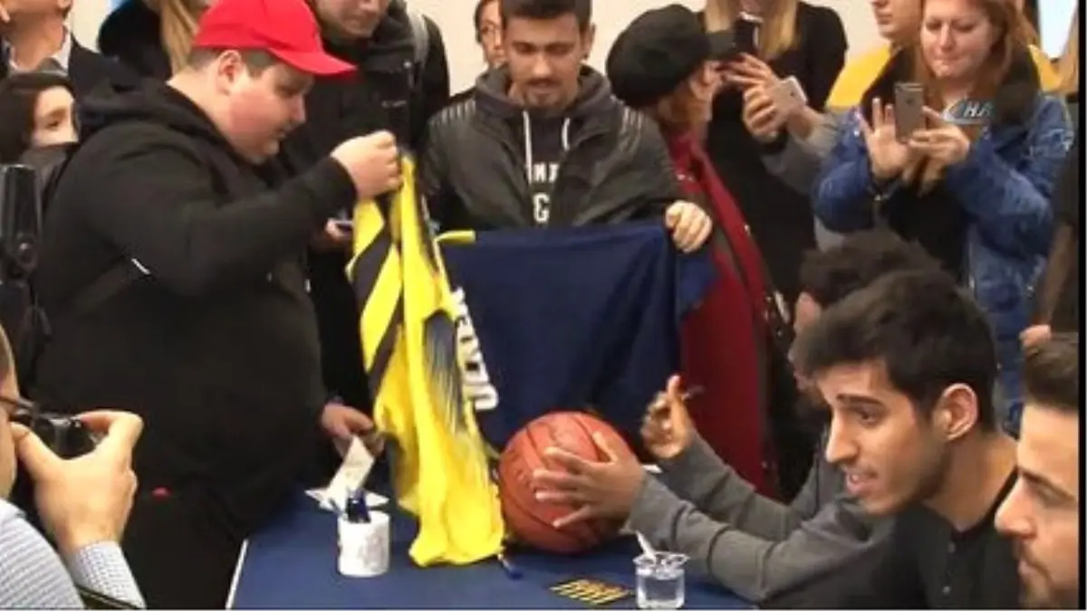 Fenerbahçe\'li Basketbolcular, İmza Gününde Taraftarlarla Buluştu