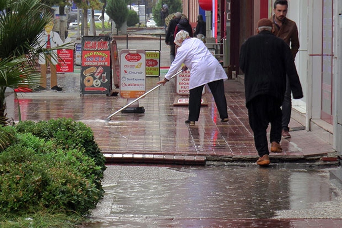 Gaziantep\'te Sağanak ve Fırtına Etkili Oluyor