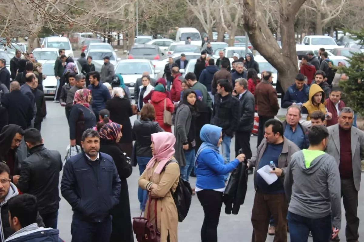 Geç Kaldıkları Gerekçesiyle Sınava Alınmayan Öğrenciler, Görevliler ile Tartıştı