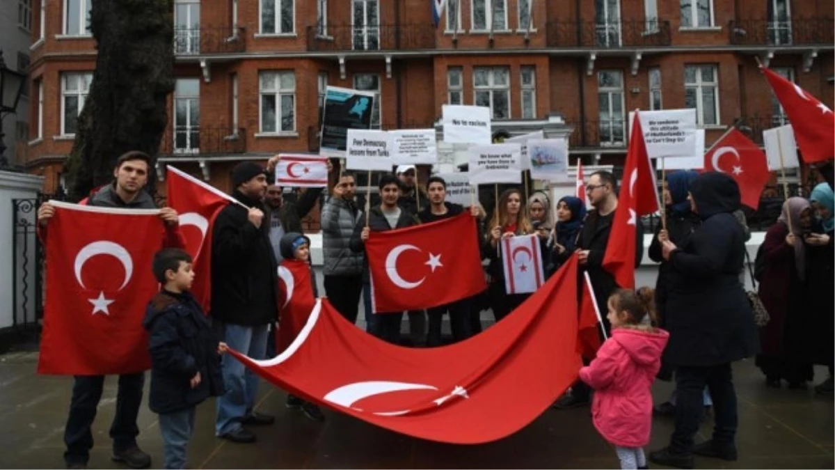 Hollanda\'nın Skandal Tavrı Londra\'da Protesto Edildi