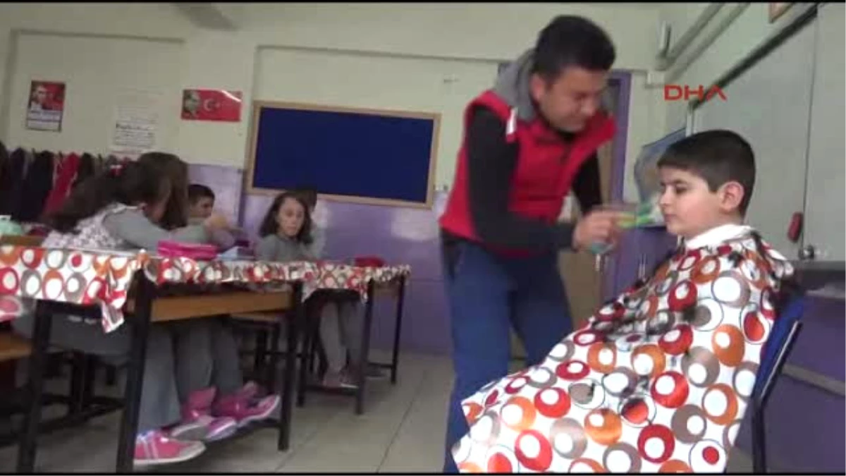 Karaman Sınıf Öğretmeni, Öğrencilerini Kendisi Tıraş Ediyor
