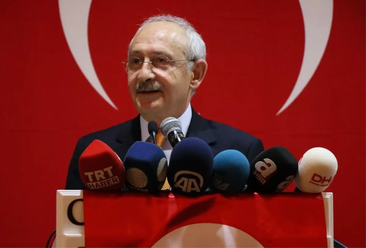 Kılıçdaroğlu Adana\'da Muhtarlarla Bir Araya Geldi