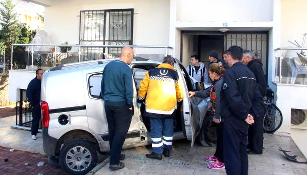 Kontrolünü Kaybettiği Araçla Apartman Bahçesine Girdi