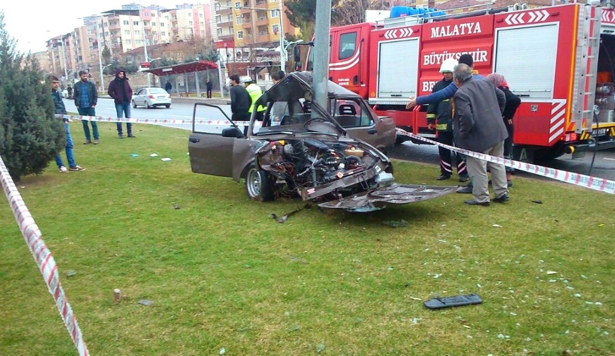 Malatya\'da Otomobil Aydınlatma Direğine Çarptı: 1 Yaralı