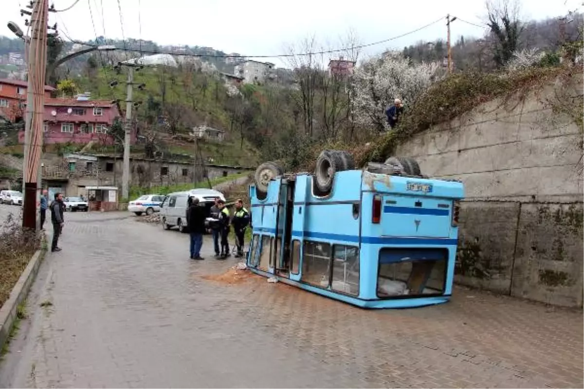 Minibüs Devrilerek Alt Yola Düştü: 2 Yaralı