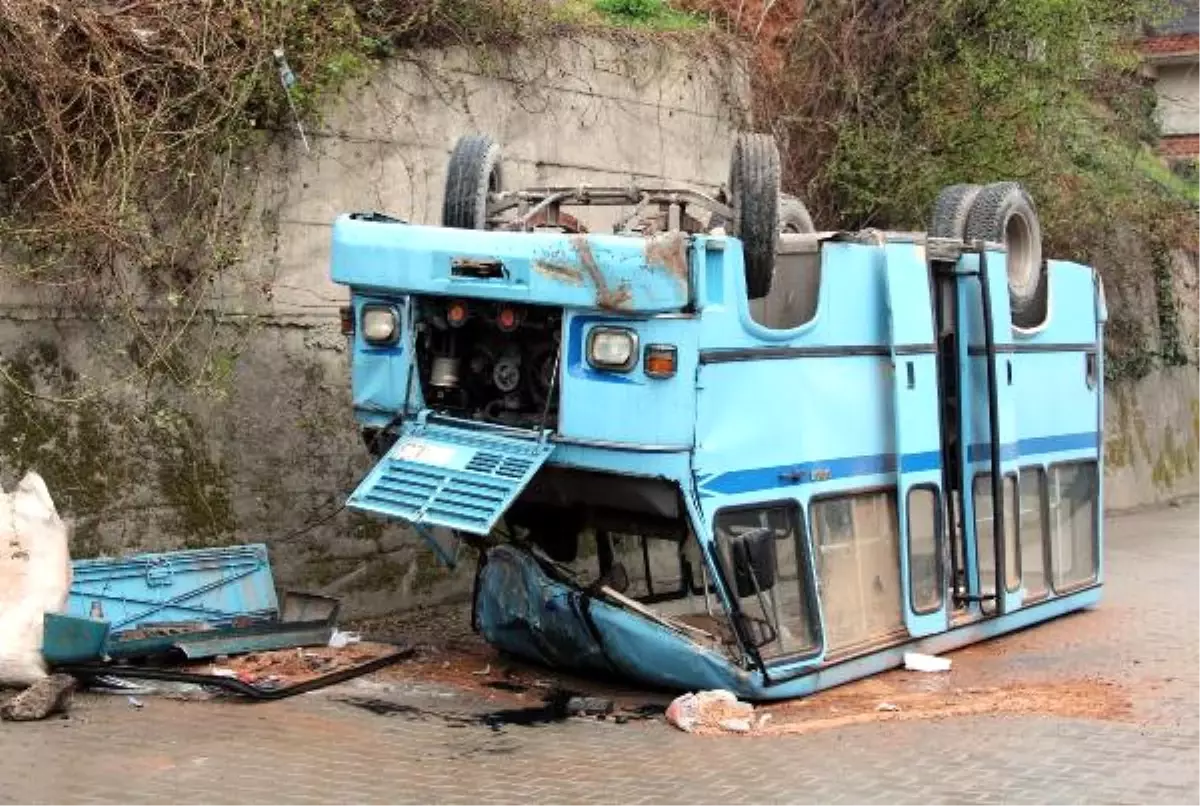 Minibüs Devrilerek Alt Yola Düştü: 2 Yaralı