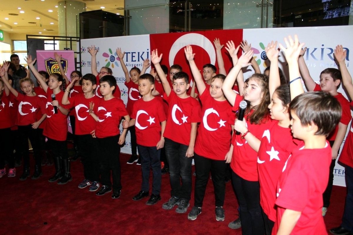 Öğrenciler Avm\'yi İstiklal Marşı\'yla İnletti