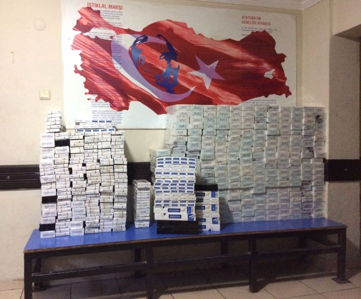 Polisten Kaçanların Aracından 3 Bin 755 Paket Kaçak Sigara Çıktı
