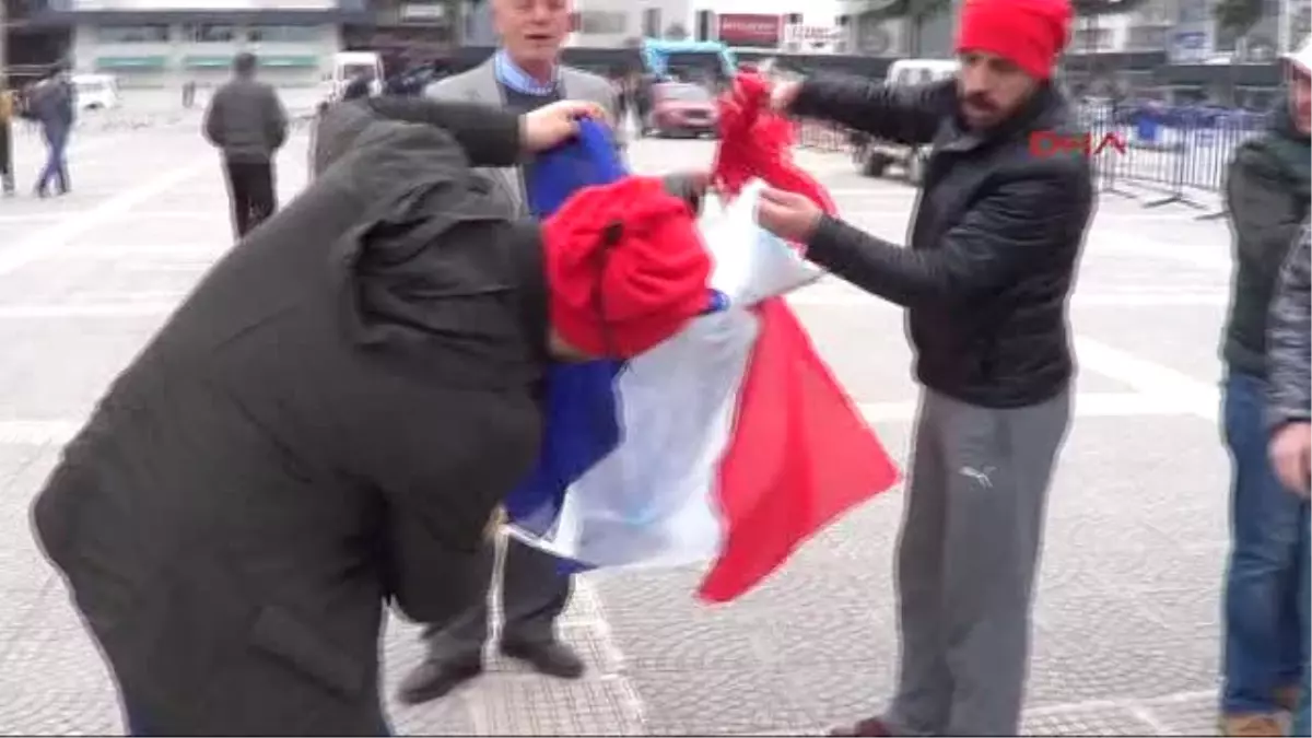 Samsun\'da Hollanda Protestosu: Bayrak Yakıp, İstiklal Marşı Okudular