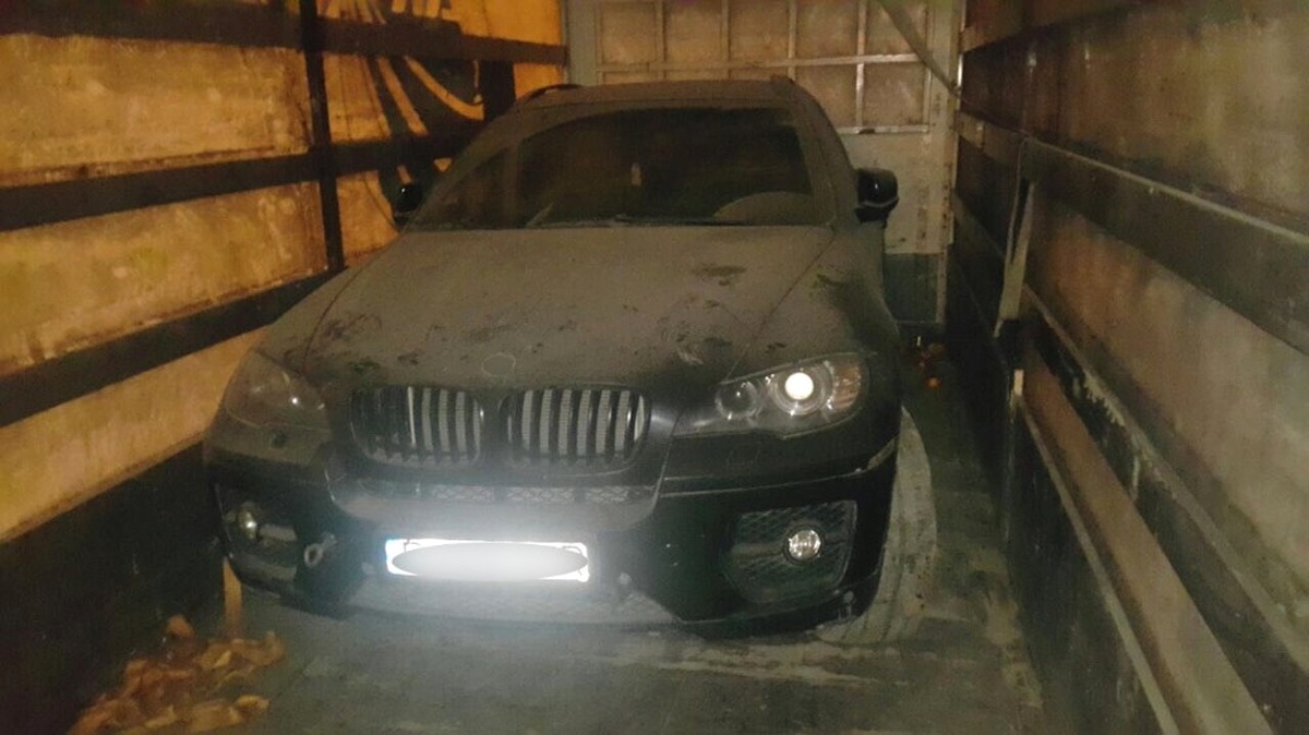 Tır Dorsesinden Kaçak Lüks Otomobil Çıktı