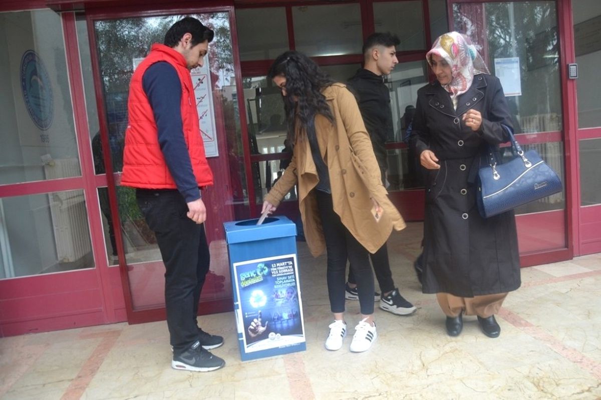 Ygs\'de Toplanan Kalemler Köydeki Öğrencilere Gönderilecek