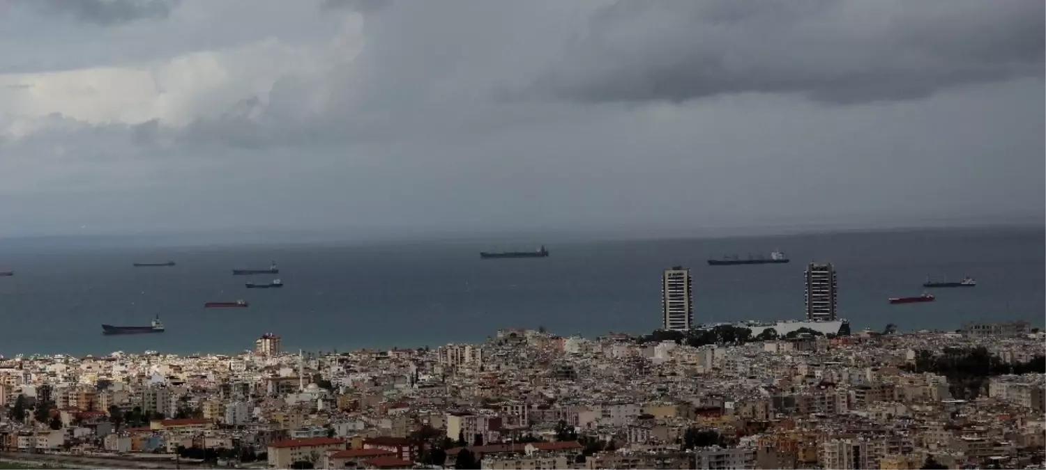 Yük Gemileri İskenderun Körfezi\'ne Sığındı