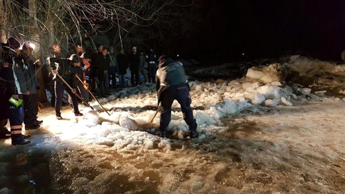 Yüzeyi Kısmen Donan Derede Boğuldu