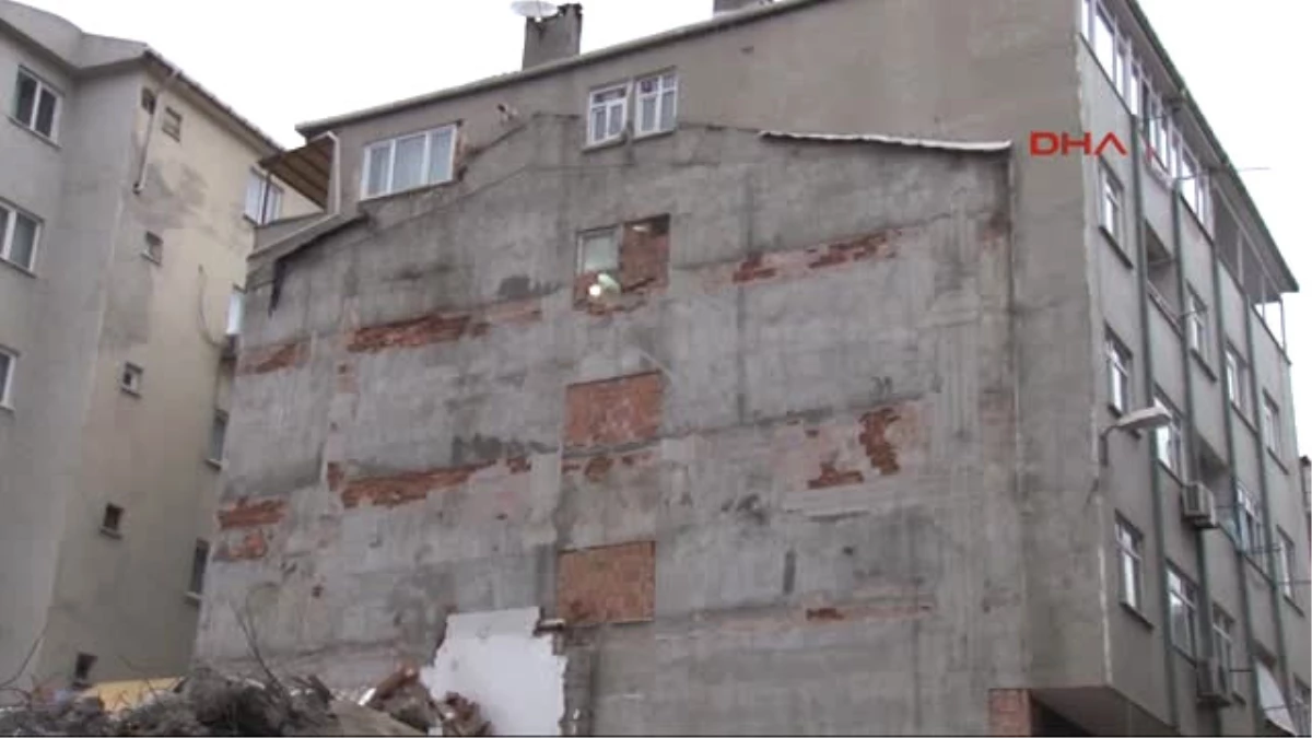 Zeytinburnu\'nda, Yıkımı Yapılan Caminin Yanındaki Binada Çatlaklar Oluşurken Bazı Duvarları Yıkıldı