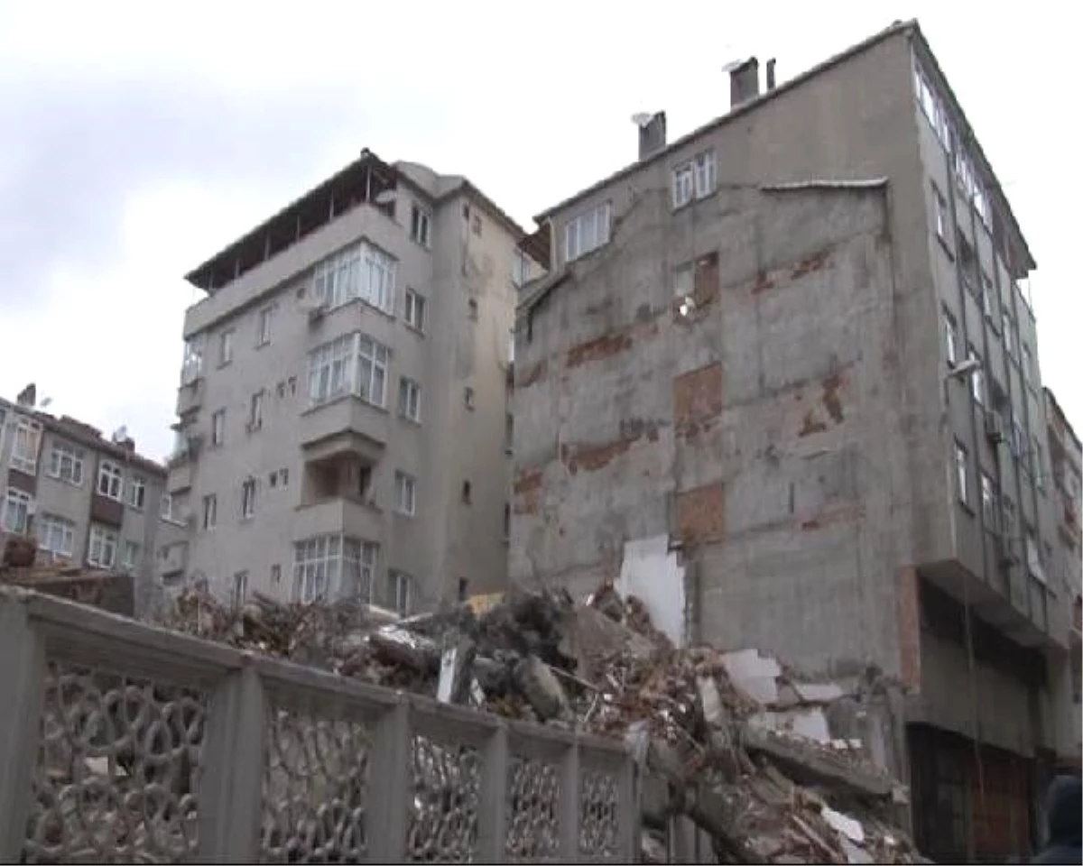 Zeytinburnu\'nda, Yıkımı Yapılan Caminin Yanındaki Binada Çatlaklar Oluşurken Bazı Duvarları Yıkıldı