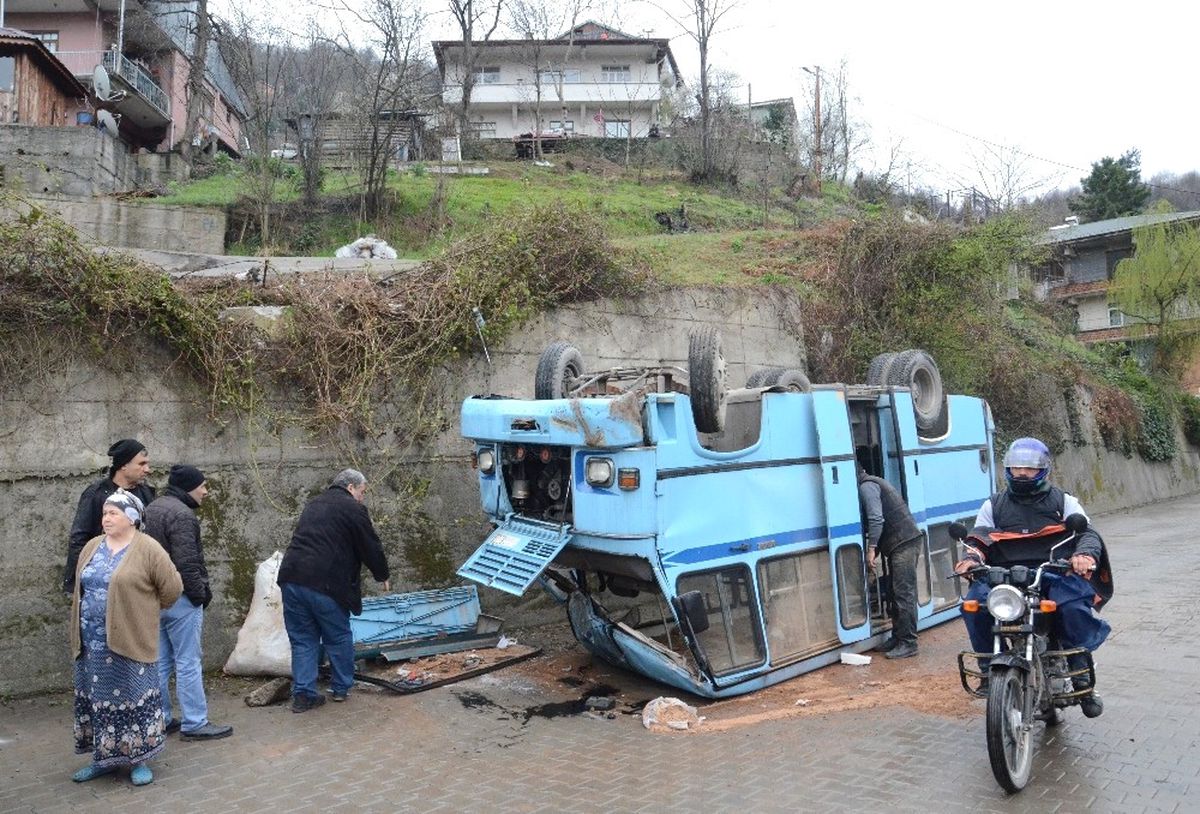 Zonguldak\'ta Minibüs Takla Attı: 2 Yaralı