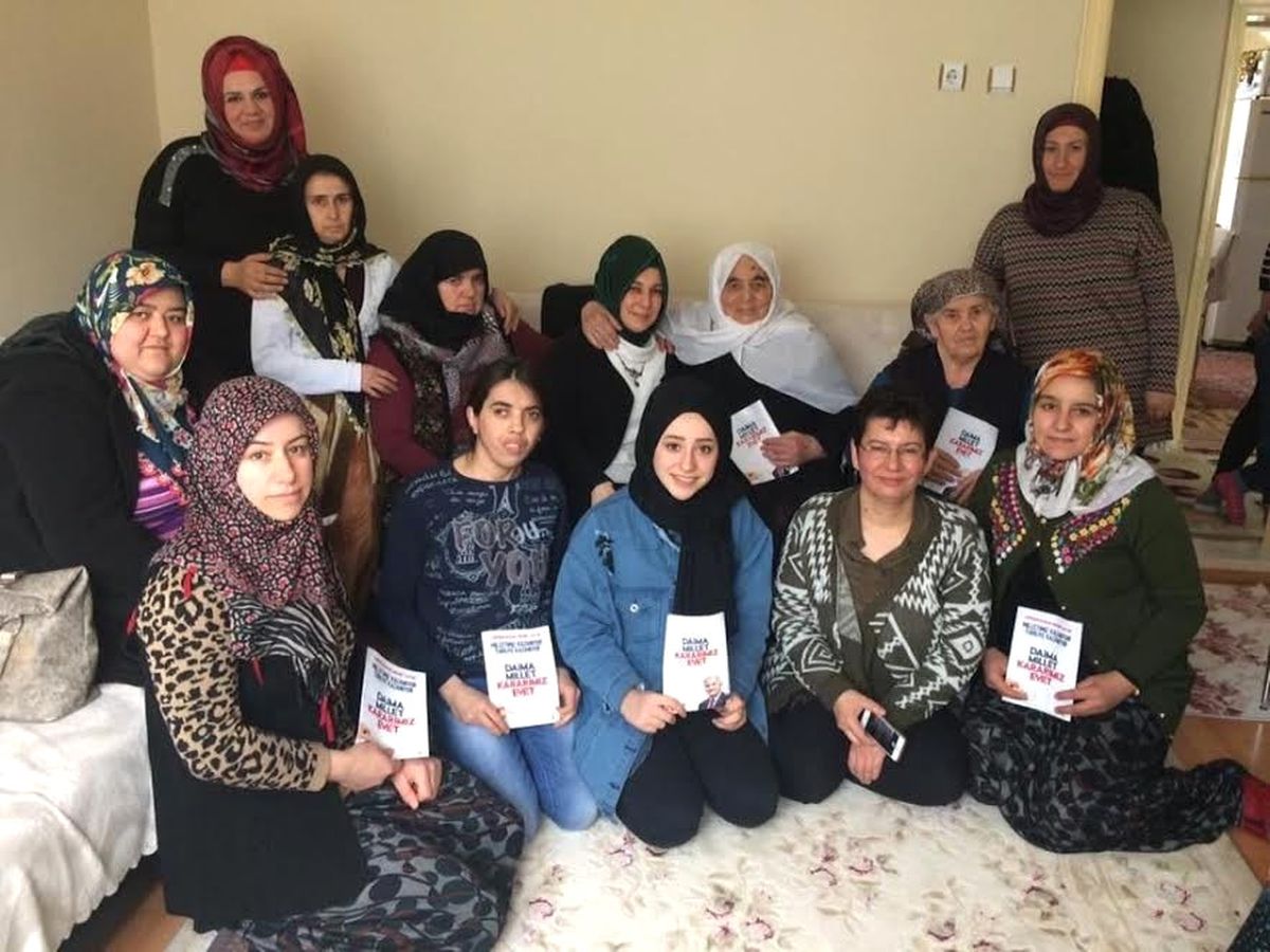 Ak Kadınlar Mahallelerde