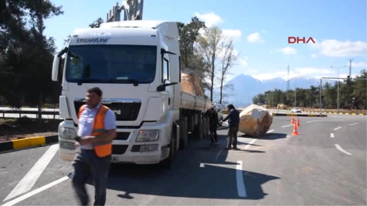 Antalya Tır\'daki 15 Tonluk Mermer Blok Yola Düştü