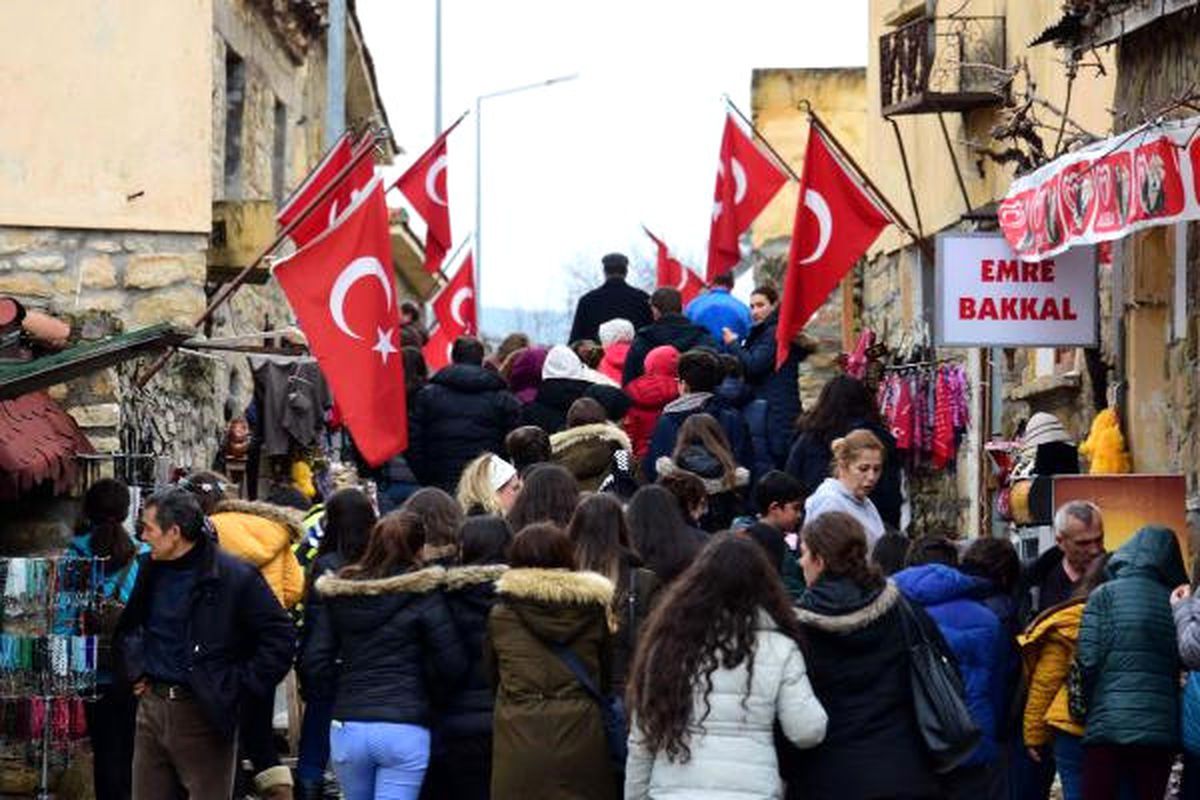 Atatürk\'ün Gelibolu\'da Karargahı Bulunan Köye Ziyaretçi Akını