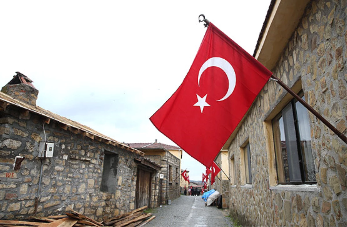 Atatürk\'ün Tümenine Karargah Olan Köy Bayraklarıyla Gururlanıyor