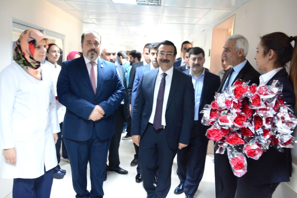 Başkan Atilla Sağlıkçılara Karanfil Dağıttı