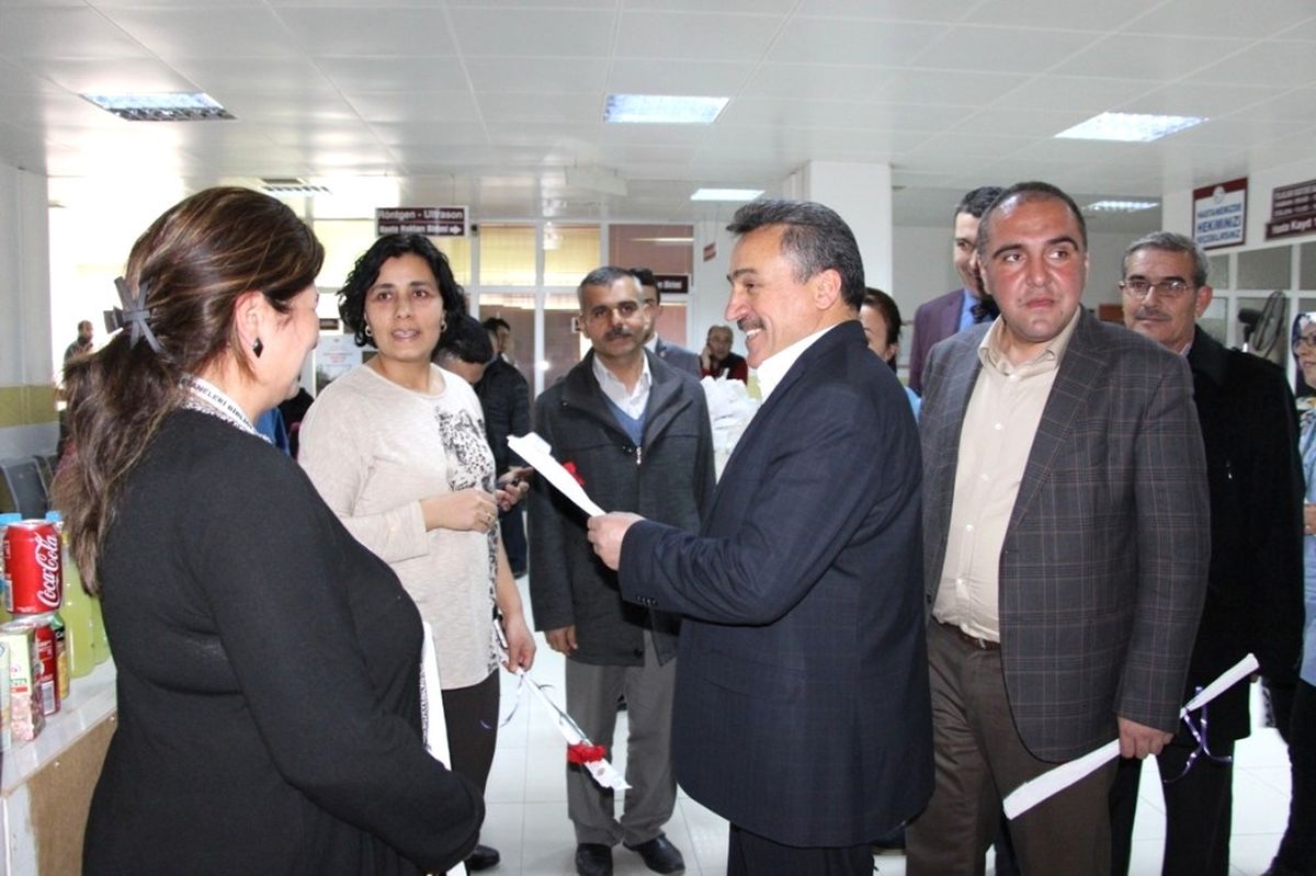 Başkan Tutal\'dan Sağlık Çalışanlarına Karanfil