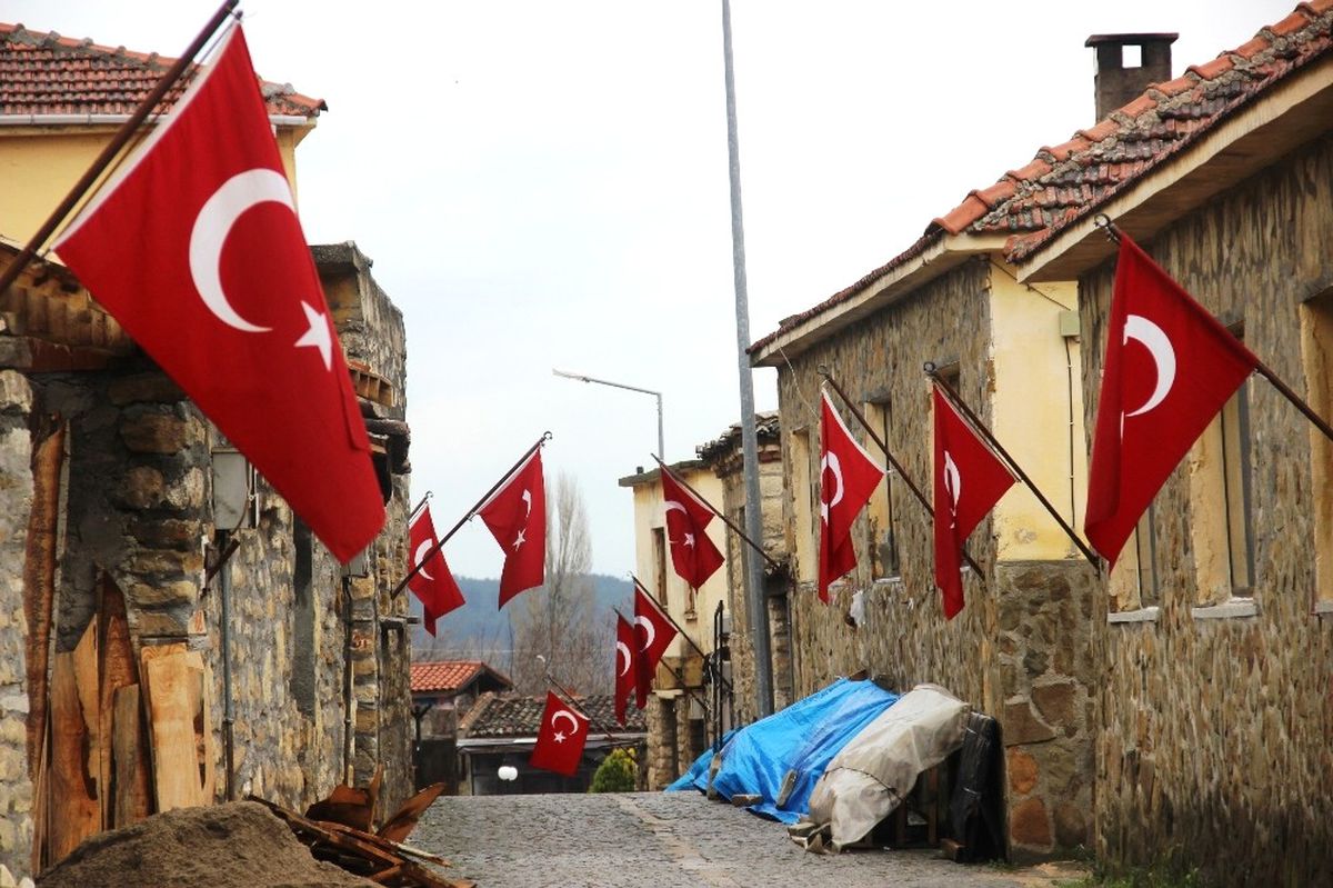 Bu Köyde Her Evde Bayrak Asılı