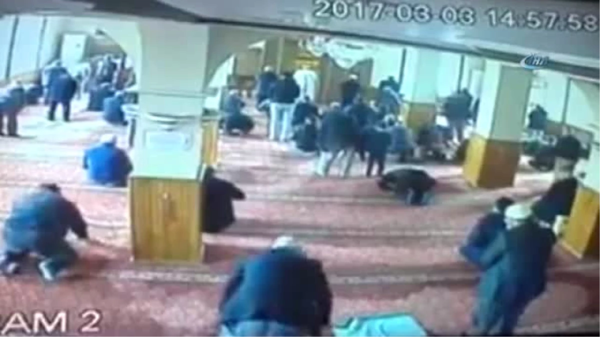 Camideki Hırsızlık Girişimine Cemaatten Dayak Kamerada
