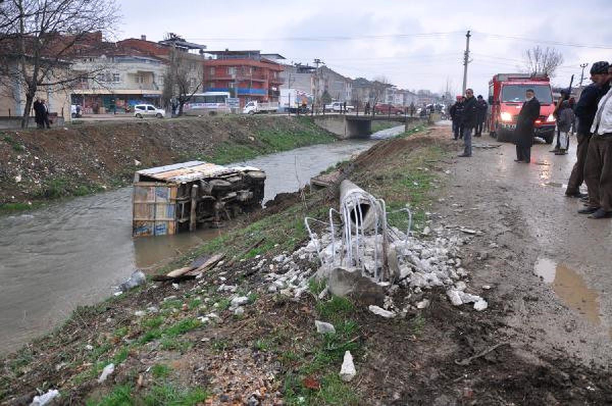 Dereye Uçan Kamyonetten Böyle Çıkartıldı