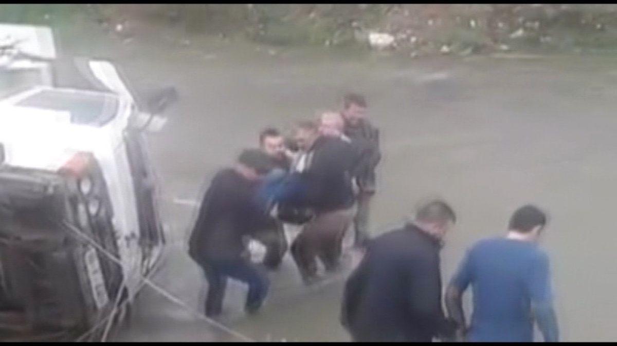 Dereye Uçan Sürücüyü Vatandaşlar Kurtardı