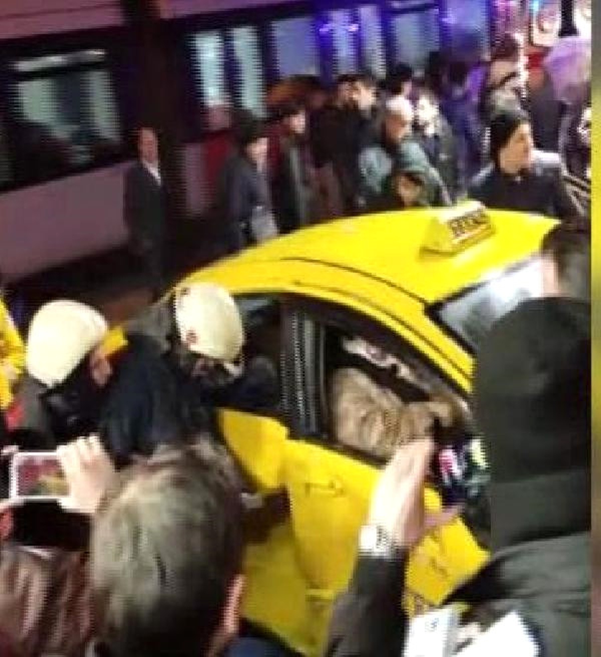 Dha İstanbul - Tramvay Taksiye Çarptı: 4 Yaralı