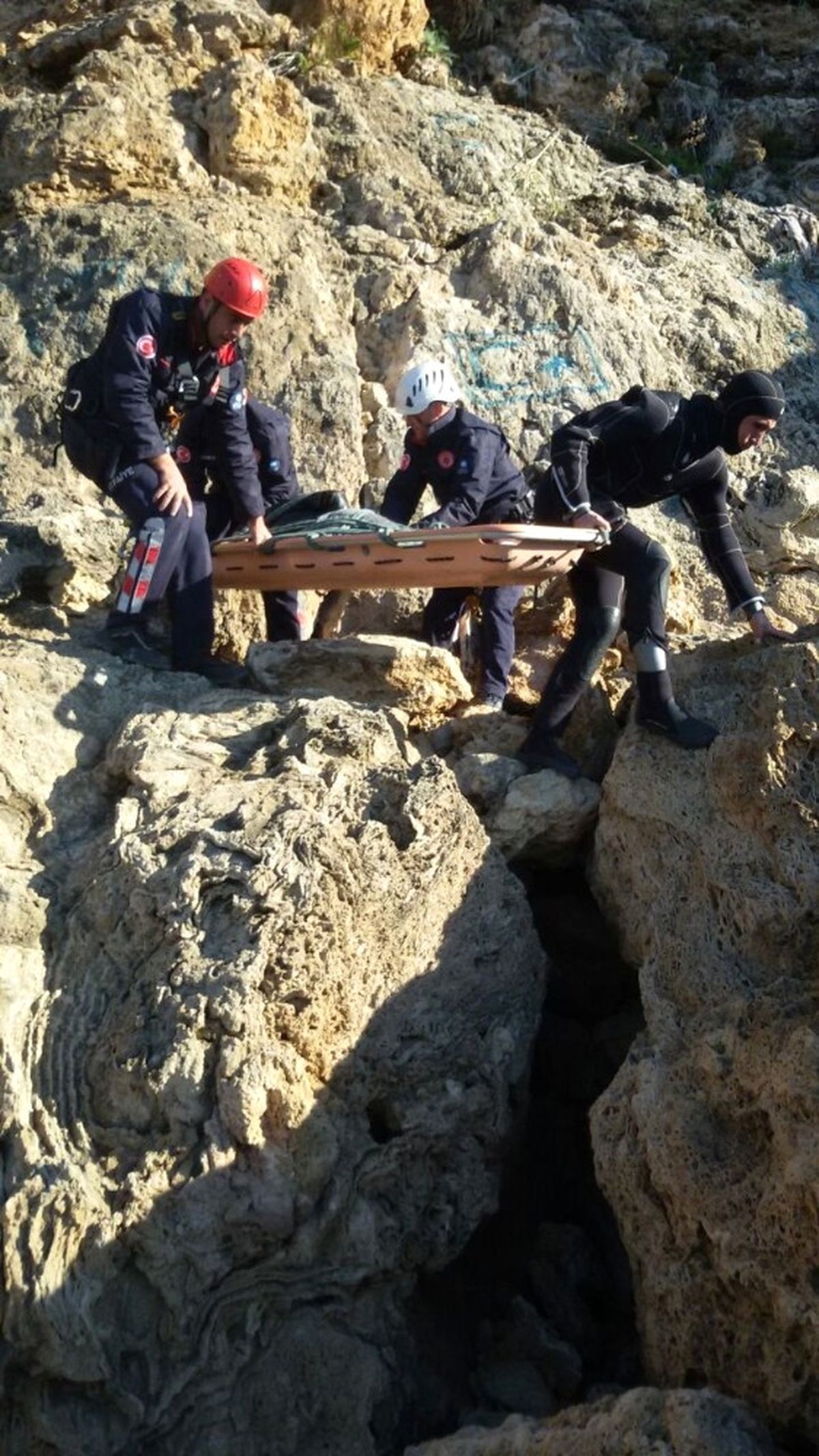 Falezlerden Düşen Genç Hayata Döndürüldü