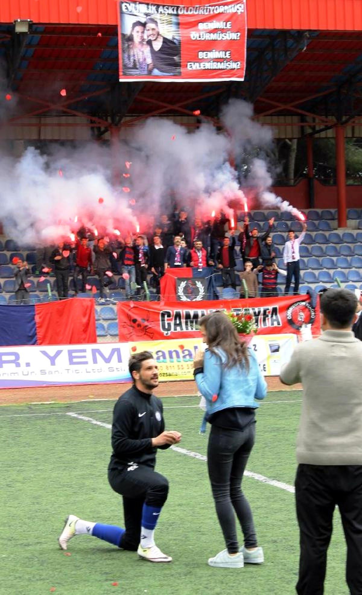 Futbolcudan Sahada Sürpriz Evlenme Teklifi