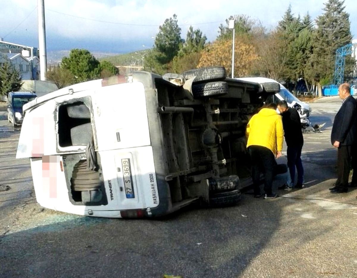 Gaziantep\'te İşçi Servis Minibüsleri Çarpıştı: 1\'i Ağır 20 Yaralı