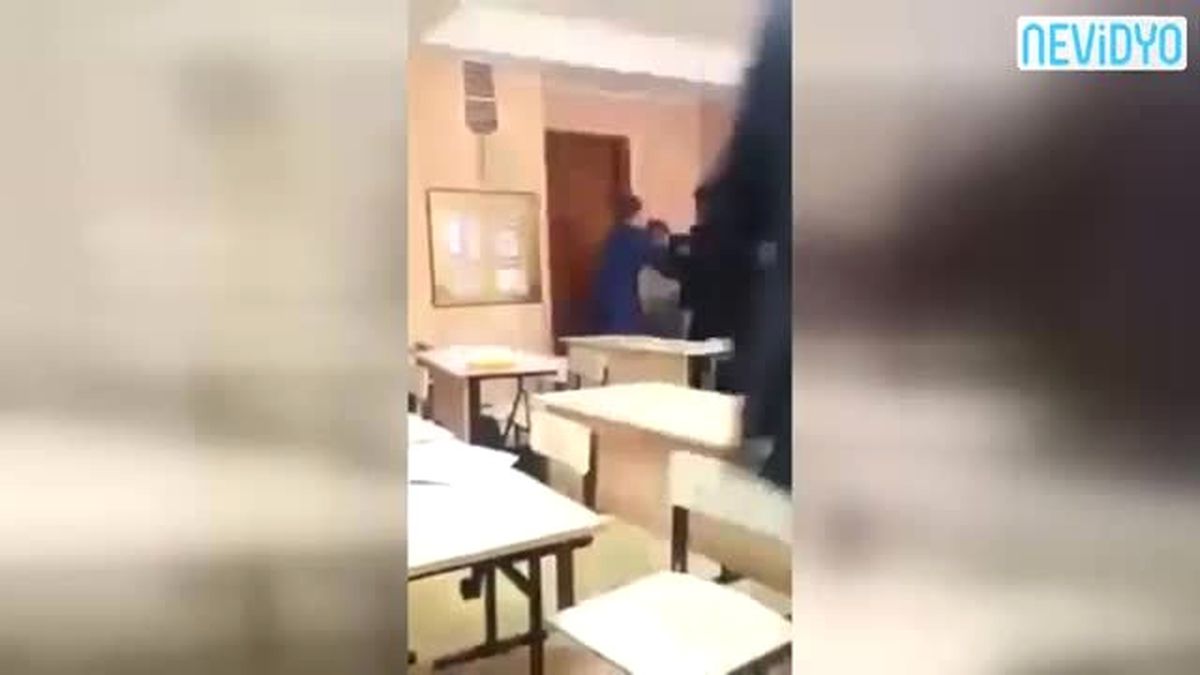 Genç Kıza Sınıfta Acımasız Saldırı
