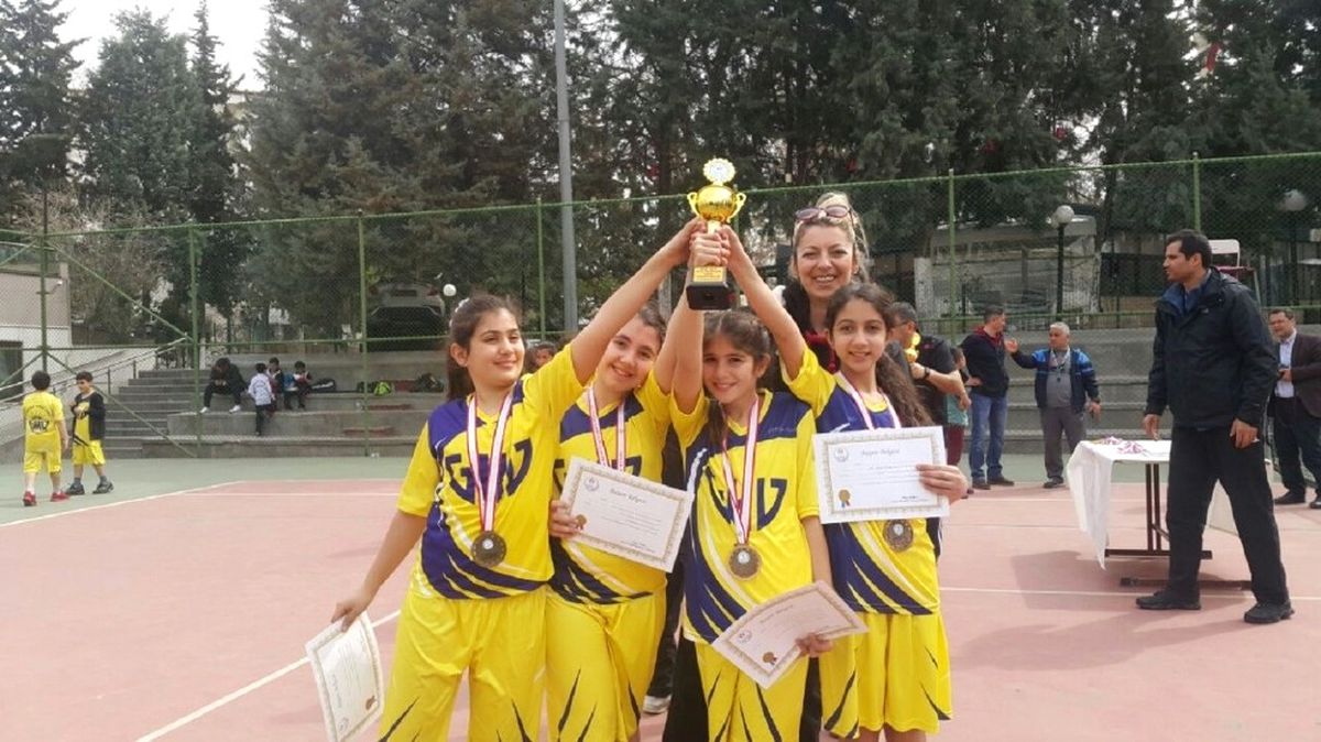 Gkv\'nin Minik Tenisçileri Kupaları Kaptı