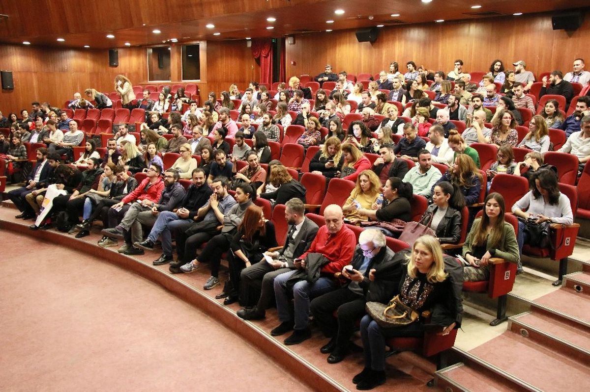 Gülünç Karanlık" Beğeni Topladı