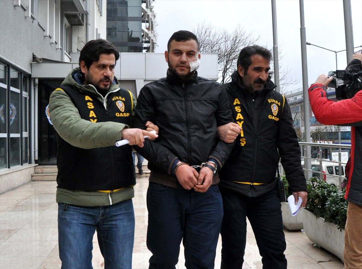 Güncelleme - Emniyet Kemeriyle Boğazını Sıktıkları Taksicinin Parasını Gasbettiler