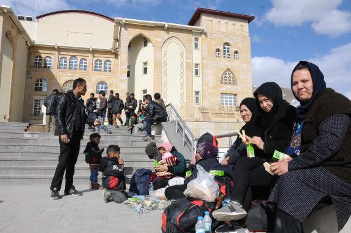 Hakkari Valiliği Önünde Bekleyen 50 Afganistanlı Emniyete Götürüldü